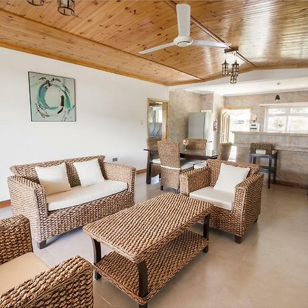 Flora'S Self Catering Apartments فيكتوريا المظهر الخارجي الصورة